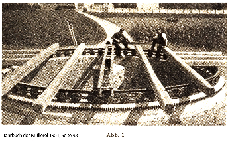 Arbeiten am Fundament und Boden einer Paltrockwindmühle im Jahr 1950