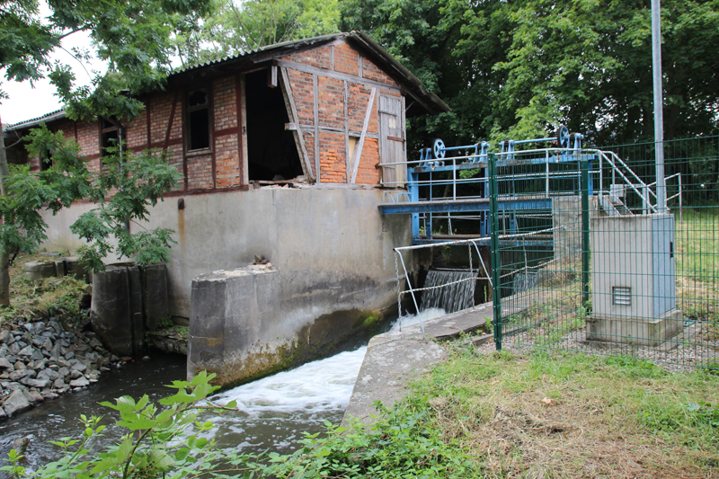 Blick auf die Wasserkraftanlage mit Staustufe